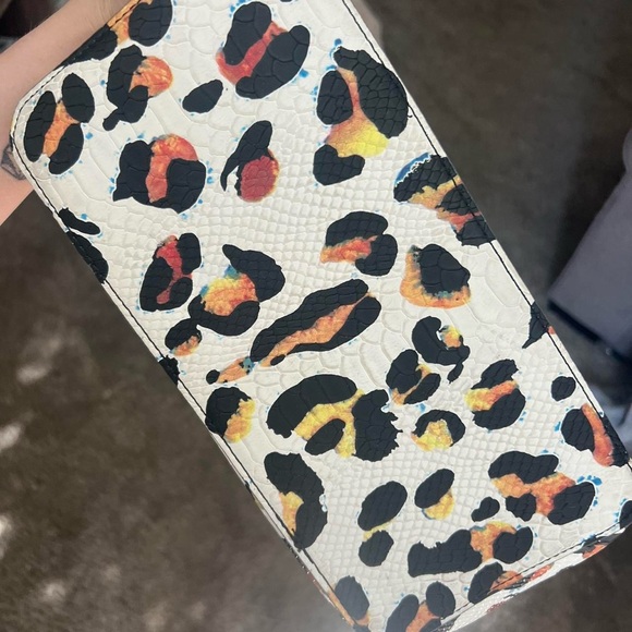 Guess Delaney Tote Purse White Leopard Print - Picture 8 of 8